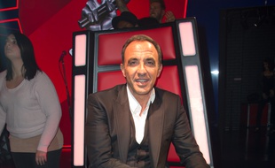 Nikos Aliagas sur le plateau de The Voice.