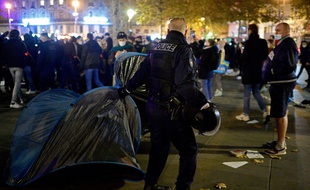 Des policiers lors de l'intervention controversée lundi soir