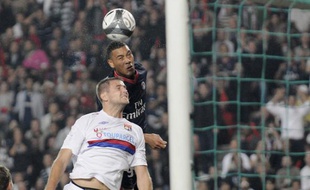 Le Parisiens Guillaume Hoarau devance le Lyonnais Mathieu Bodmer, le 20 septembre 2009 à Paris.