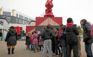 Les enfants entrent dans ce camion-musée insolite.