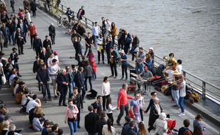 Les parisiens profitent du soleil, des voies sur berges piétonnes a Paris.