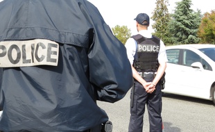 Lors d'un contrôle de police, mardi 11 octobre, sur la rocade Arc-en-Ciel, à Toulouse.