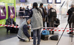 La police a déployé un périmètre de sécurité à La Défense après l'agression d'un militaire à l'arme blanche samedi 25 mai 2013