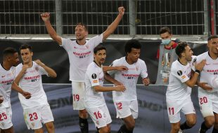 Les joueurs sévillans célèbrent le troisième but face à l'Inter Milan.