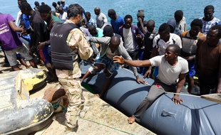 170 migrants ont été secourus au large de Tripoli par les gardes-côtes libyens, le 6 mai 2017.
