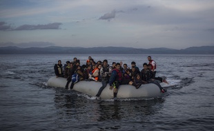 Une embarcation de migrants approche des côtes grecques de lîle de Ko après avoir traversé la mer Egée, le 24 novembre 2015.