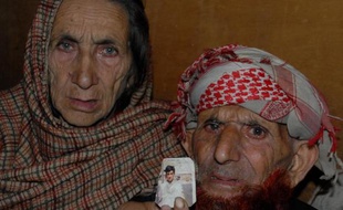 Les parents de Shafqat Hussain montrent une photo de leurs fils, le 12 mars 2015 à Muzaffarabad, la capitale du Cachemire pakistanais