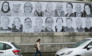 Des portraits en noir et blanc sont affichés sur les murs de Nantes. Ici sur le CHU.