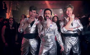 Cyril Hanouna entouré des frères Bogdanov dans le clip «Bogda Bogdanov»