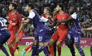 Les Toulousains Yann Bodiger et Steeve Yago contre le Paris Saint-Germain, le 23 septembre 2016 au Stadium de Toulouse.