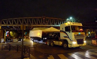 Un convoi exceptionnel de camions transportant des bateaux a circulé mardi 26 novembre 2013 à Paris.
