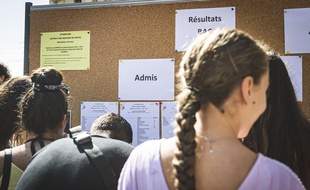 Des élèves consutlent l'affichage des résultats du baccalauréat, le 5 juillet 2019.