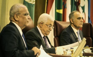 Le chef des négociateurs palestiniens, Saëb Erakat (g) et le président palestinien Mahmoud Abbas (c) au Caire le 9 avril 201