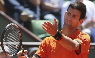 Novak Djokovic bousculé par Andy Murray en demi-finale de Roland-Garros, le 6 juin 2015.