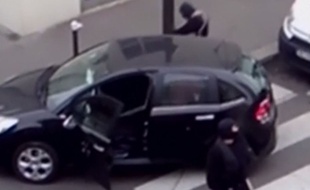 Capture d'écran d'une vidéo de Sky News montrant les frères Kouachi après la tuerie de «Charlie Hebdo», le 7 janvier 2015.