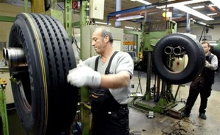 L'équipementier allemand Continental a annoncé mercredi la fermeture de deux sites de production de pneus en Europe, dont celui de Clairoix en France où sont employés 1.120 personnes.