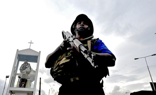 Un soldat peut après l'une des attaques terroristes du dimanche de Pâques au Sri Lanka.