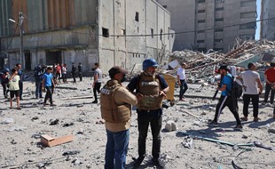 Des journalistes d'Associated Press après la destruction de leurs locaux à Gaza, le 15 mai 2021.