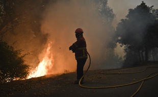 Un sapeur pompier qui a combattu le feu dans la région de Gois, au Portugal, le 20 juin 2017. L'incendie a fait 64 morts et plus de 250 blessés