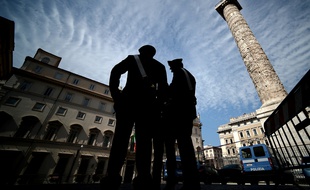 Des carabiniers italiens, le 29 avril 2013, à Rome.