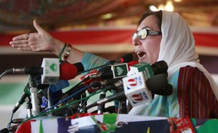 Pakistani opposition leader Benazir Bhutto speaks during an election rally in Peshawar December 26, 2007. REUTERS/Mian Khursheed (PAKISTAN)