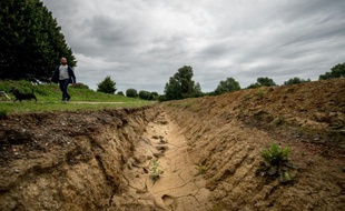 Des tranchées creusées autour d'espaces verts pour empêcher des gens du voyage de s'installer, dans la ville de Wavrin, près de Lille, le 18 août 2015
