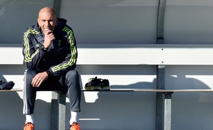 Zinédine Zidane sur le banc du Real Madrid, le 5 janvier 2016.