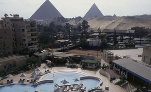 Une vue de l'hôtel Le Meridien, devant les pyramides de Guizeh, au Caire.