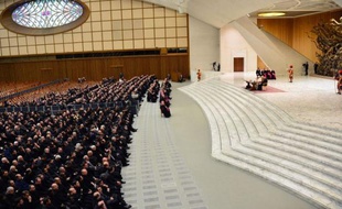 Le pape Benoît XVI a appelé jeudi à un "vrai renouveau" de l'Eglise, dans un émouvant message d'adieu lu à un millier de prêtres de Rome, auquel il a annoncé son intention de "se retirer du monde" après sa démission historique le 28 février.