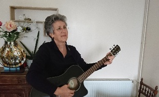 Claire Huguet avec sa guitare à la main.