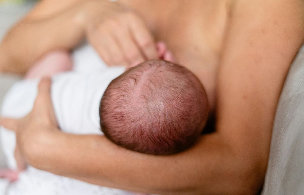« Je me suis sentie nulle »... Ces jeunes mamans face à la pression d'allaiter leur bébé