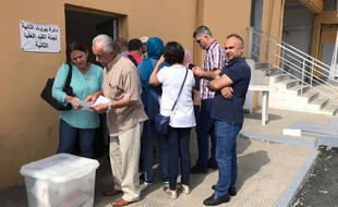 Les responsables des bureaux de vote reçoivent les urnes à la veille du scrutin à Beyrouth, le 5 mai 2018.