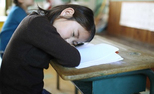 Il faut discuter avec l'instituteur quand un enfant se met à dormir en classe.