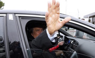 Le Consortium de réalisation (CDR), qui avait soldé le passif entre le Crédit Lyonnais et Bernard Tapie à propos de la vente d'Adidas, envisage un recours contre l'arbitrage l'ayant condamné à verser 400 millions d'euros à l'homme d'affaires, a-t-on appris mardi de source proche du dossier.
