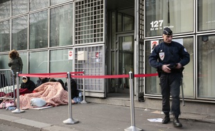 Un policier garde l'entrée de l'ONG France terre d'asile (image d'illustration).