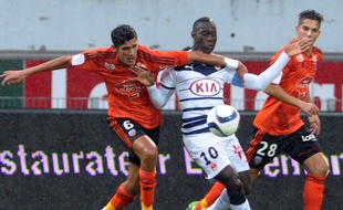 Henri Saivet, le joueur des Girondins, pris entre les Lorientais Bellugou et Barthelmé lors de Lorient-Bordeaux joué le 4 octobre 2015. AFP PHOTO / FRED TANNEAU