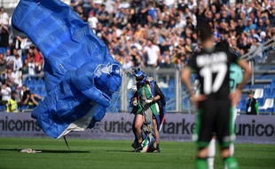 Un parachutiste a atterri sur la pelouse en plein match entre Sassuolo et l'Inter Milan, le 20 octobre 2019.
