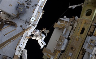 L'astronaute Thomas Pesquet le 25 mars 2017 lors d'une sortie dans l'espace.