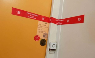 La porte de l'appartement de Saint-Nazaire, en Loire-Atlantique, où une famille a vécu recluse pendant un à trois ans, jusqu'au 5 janvier 2013.