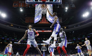 Le joueur de Philadelphie Al Horford part au dunk face à Christian Wood et Thon Maker, de Detroit, le 11 mars 2020.