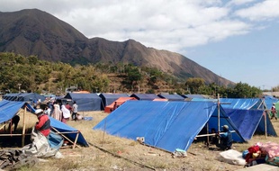 Des habitations temporaires pour les milliers de personnes qui ont perdu leur habitation, le 6 août 2018.