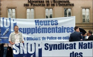 Environ 500 policiers se sont rassemblés jeudi après-midi devant le ministère des Finances à Paris, à l'appel du Syndicat national des officiers de police (Snop, majoritaire), pour demander le paiement de leurs heures supplémentaires.