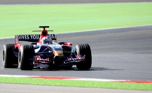 Le pilote espagnol, Jaime Alguersuari, au volant d'une Toro Rosso, le 2 novembre 2008 au Portugal.