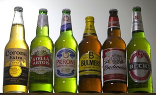 Des bouteilles de bière du brasseur belgo-brésilien Anheuser-Busch InBev, (Budweiser, Corona, Stella and Beck's) photographiées le 13 octobre 2015 à Londres