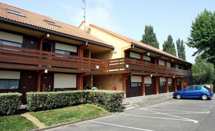 Le corps de l'enfant avait été découvert dimanche matin dans une chambre d'un hôtel trois étoiles sur une zone d'actitivités économiques de Tarbes. Un ou une employée de l'établissement avait trouvé la chambre en désordre et alerté la police. Ce sont les policiers qui avaient découvert le corps de l'enfant, a rapporté la direction de l'hôtel.