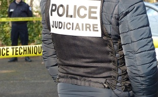 Ecully, le 1er mars 2016. Illustration des hommes de la police judiciaire.