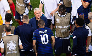DD entouré de ses joueurs avant la prolongation de France-Suisse.