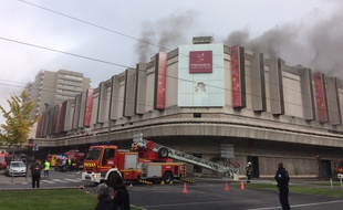 Une voiture a pris feu au niveau +2 du parking aérien du supermarché.