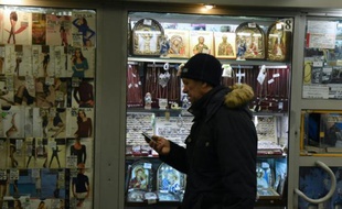 Un homme près d'un kiosque dans un passage souterrain de Moscou le 30 novembre 2015