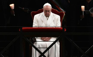 Le pape François prie durant le traditionnel Chemin de croix au COlisée de Rome, le 25 mars 2016